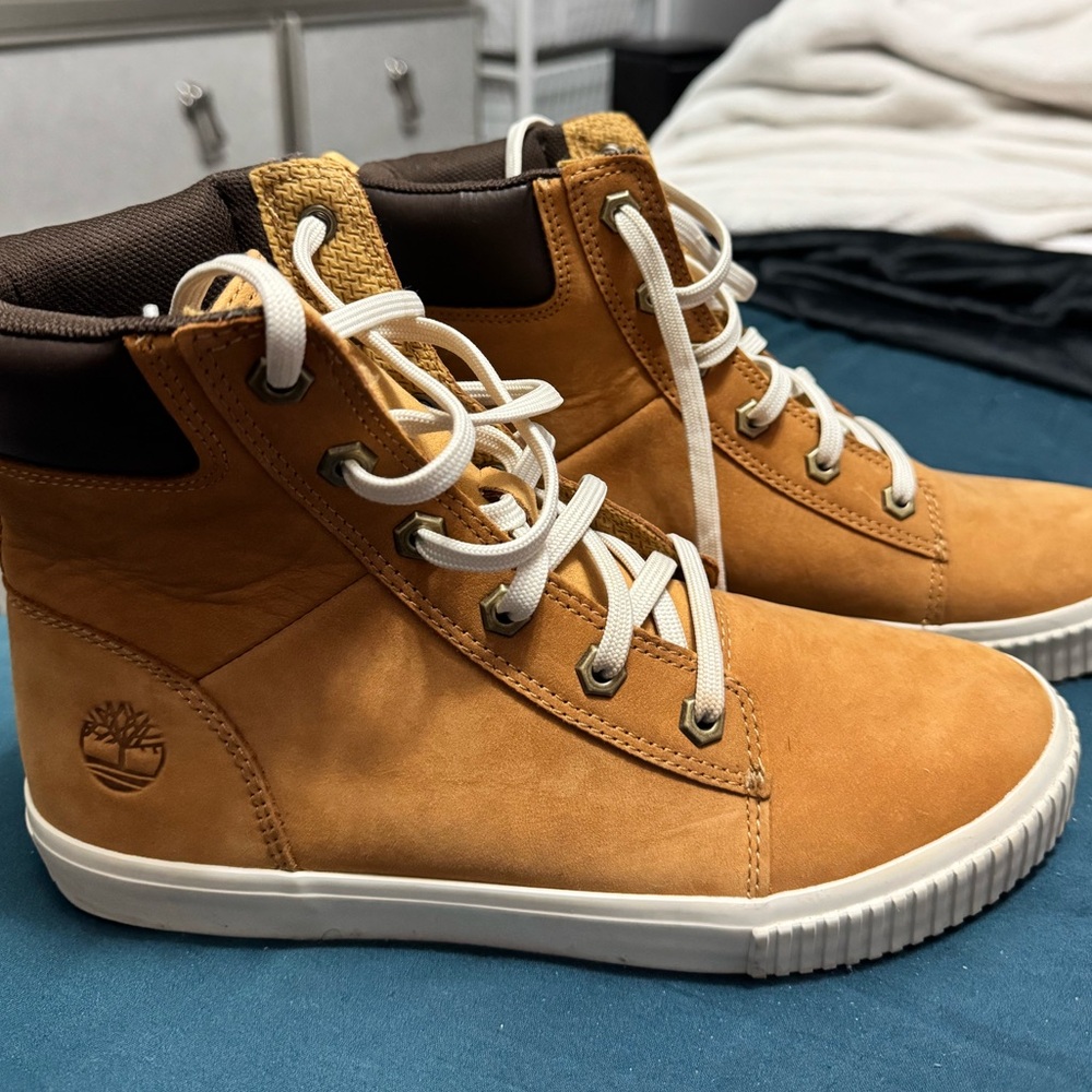 Timberland women’s Tan High-Top boots Sneakers 8.5 fits like 8